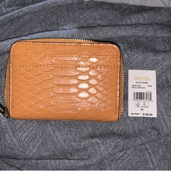 Michael Kors Jet Set Zip Around Card Case - Picture 2 of 3